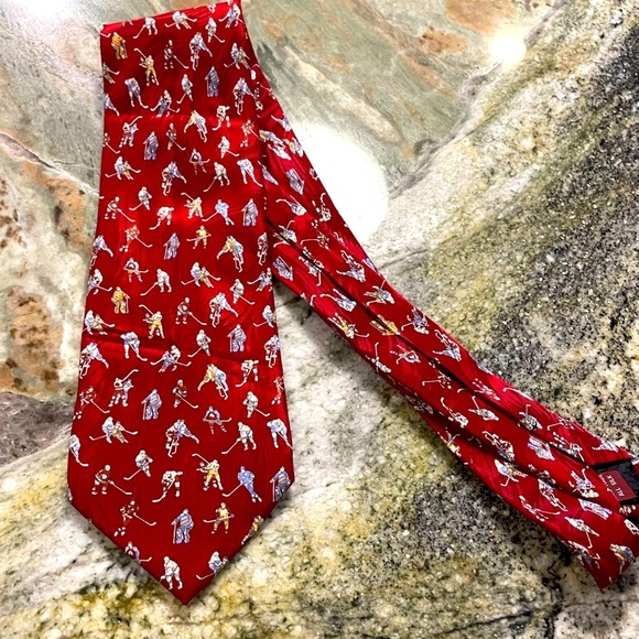 MUSEUM ARTIFACTS ALL SILK TIE IN BURGUNDY WITH HOCKEY PRINT - Picture 1 of 6